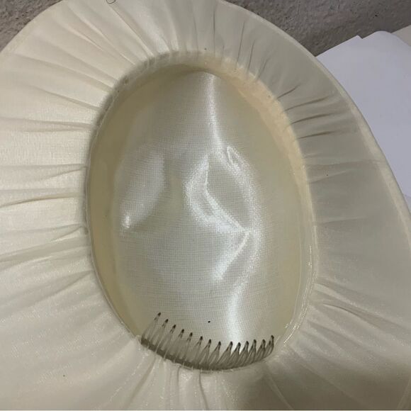 Vintage white beaded bridal hat with attachment tulle veil - Picture 6 of 10